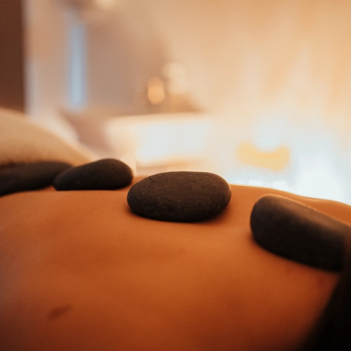 Fotografia de massagem relaxamento pedras quentes